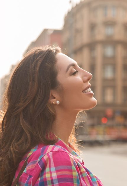 dreamy-beautiful-woman-enjoying-city-life